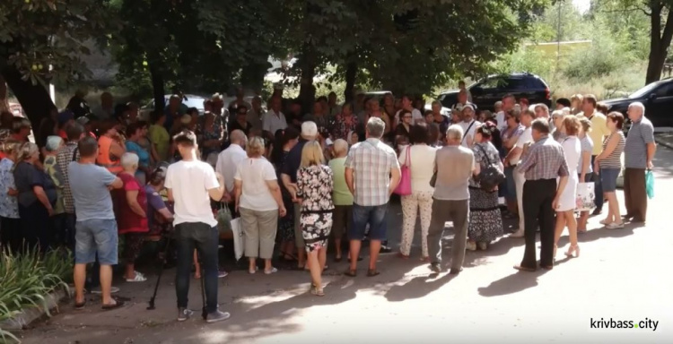 «Амбулаторный митинг»: в Кривом Роге протестовали против закрытия медучреждения (ФОТО)