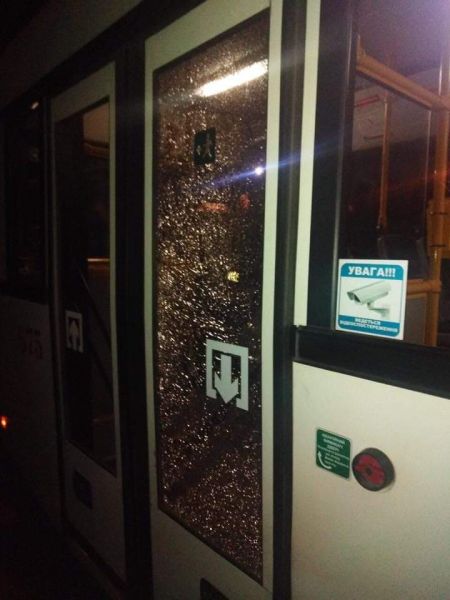 В Кривом Роге неизвестные обстреляли троллейбус с пассажирами (фото)