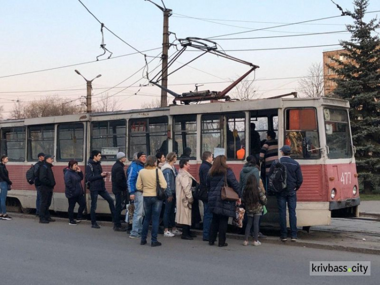 Не більше 10 пасажирів та без перепусток: у Кривому Розі продовжує працювати транспорт