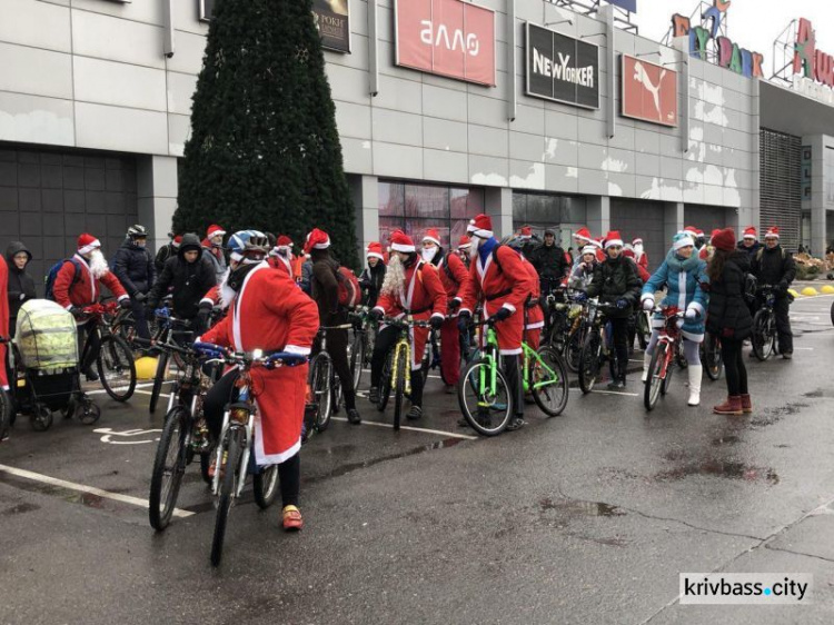 В Кривом Роге состоялся пробег Санта-Клаусов на велосипедах (ФОТО)