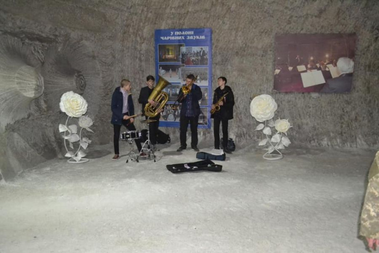 Подземный джаз: военнослужащие из Кривого Рога спустились в шахту послушать музыку (фото)