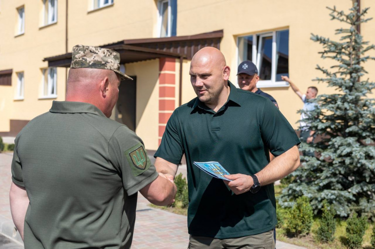 Дочекалися входин: 32 родини військових на Дніпропетровщині отримали ключі від квартир у новому будинку (фото) 