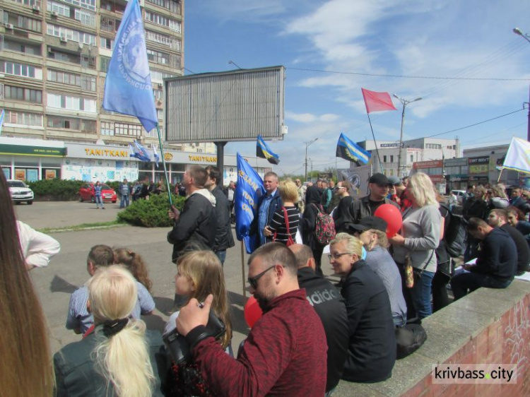 В Кривом Роге состоялся марш профсоюзов за зарплату в 1000 евро (фото)