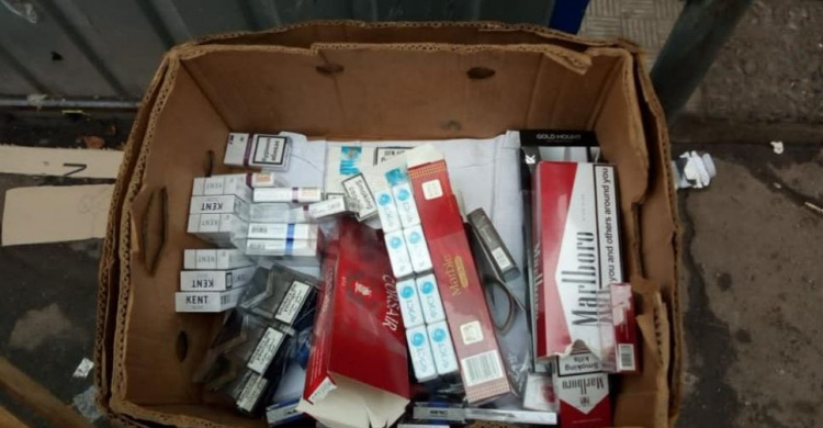 Криворожские правоохранители у торговцев изъяли более 200 пачек контарфактных сигарет (фото)