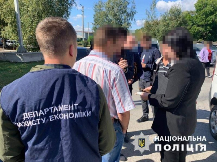 Во время получения взятки задержали чиновника райгосадминистрации на Днепропетровщине (фото)