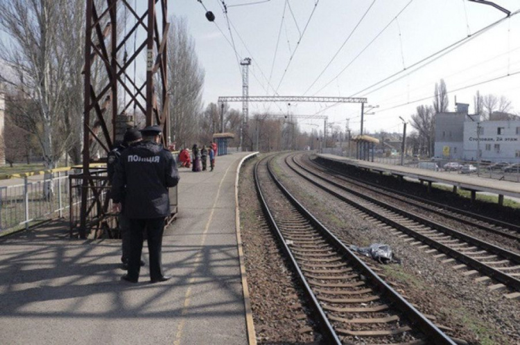 Молодой мужчина попал под поезд Кривой Рог-Москва: виноваты наушники