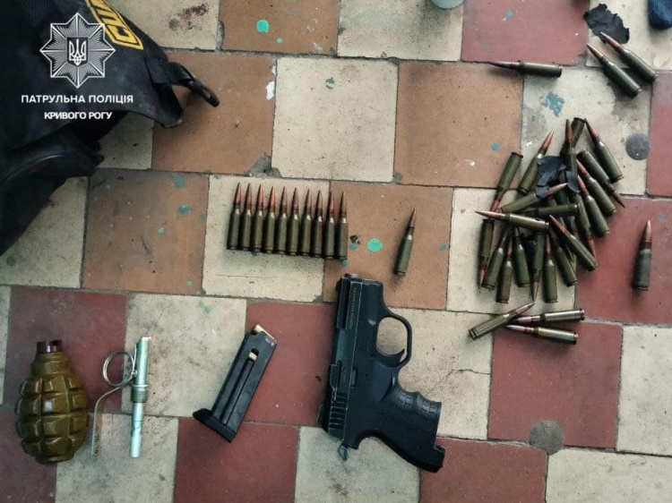 Криворізькі патрульні виявили у чоловіка предмети, схожі на набої, гранату та пістолет
