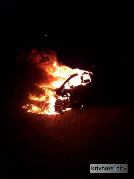 В Кривом Роге в Центральном районе горели иномарки (ФОТО)