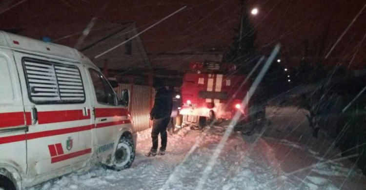 Спасатели Кривого Рога вытащили из снежного плена машину скорой помощи (ФОТО)
