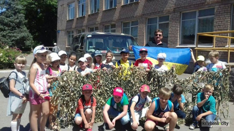В Кривом Роге дети на каникулах плетут сетки для бойцов ООС