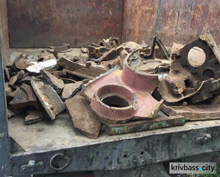 Криворожские копы поймали грузовик с нелегальным металлоломом (ФОТО)