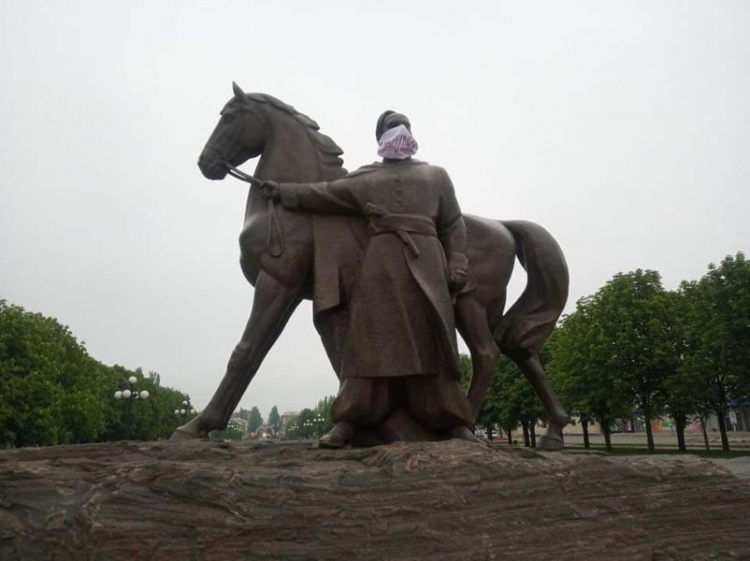 В Кривом Роге на памятник надели маску (фото)