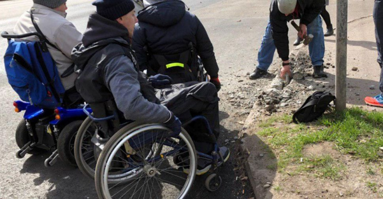 В Кривом Роге после акции колясочников съезд на дорогу делают "по-человечески" 