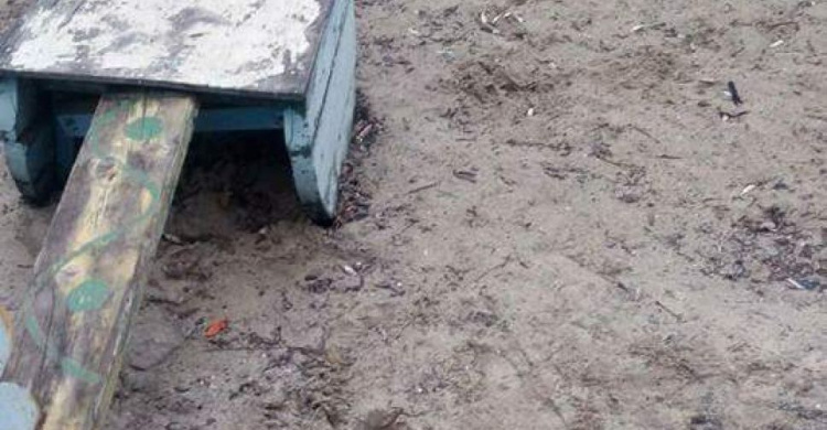Опасные ямы: в Кривом Роге на детской площадке провалилась женщина (ФОТО)
