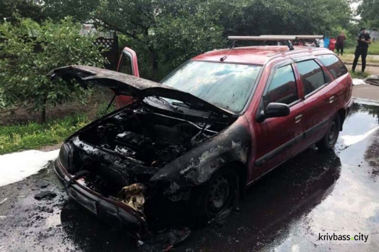 В Долгинцевском районе на дороге вспыхнул легковой автомобиль