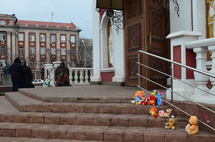 Криворожане в знак протеста принесли игрушки под храм УПЦ МП (ФОТО)