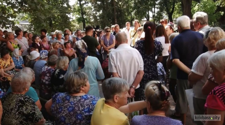 «Амбулаторный митинг»: в Кривом Роге протестовали против закрытия медучреждения (ФОТО)