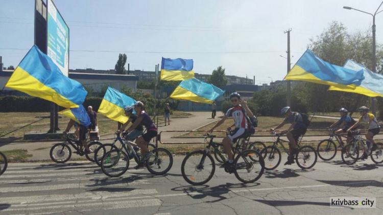 В Кривом Роге состоялся традиционный заезд представителей "Велокривбасса" ко Дню независимости Украины (ФОТОРЕПОРТАЖ)