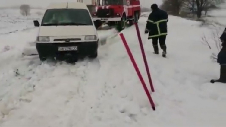Под Кривым Рогом спасатели продолжают вытаскивать автомобили и автобусы (фото)