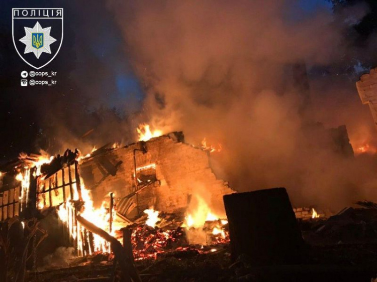 В Кривом Роге в Терновском районе горит частный дом (ФОТО)