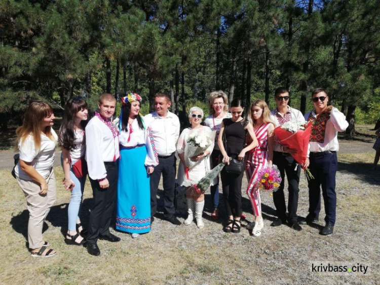 Они сказали "Да!": в криворожском ботаническом саду состоялось бракосочетание на Аллее молодоженов (ФОТО)