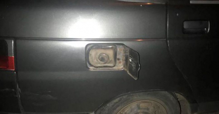 Двое мужчин в Кривом Роге ночью воровали бензин с чужих авто (ФОТО)