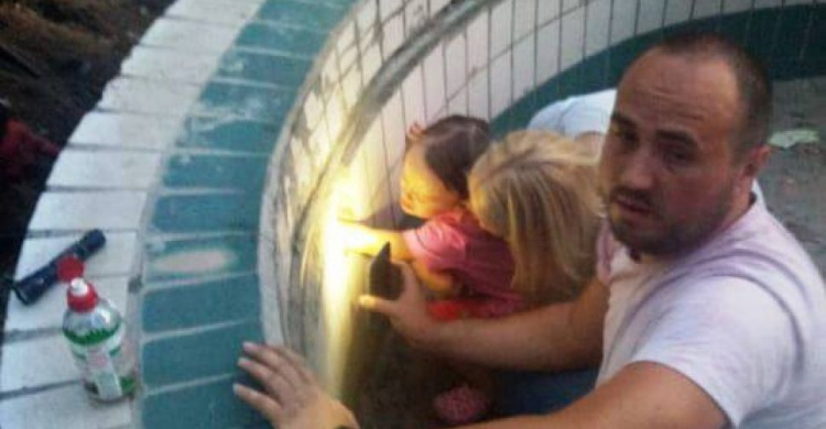 На Днепропетровщине двухлетняя девочка застряла в сливной трубе бассейна (фото, видео)
