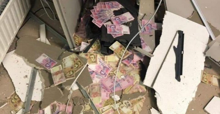 На Днепропетровщине банда грабителей подорвала и ограбила банкомат (фото)