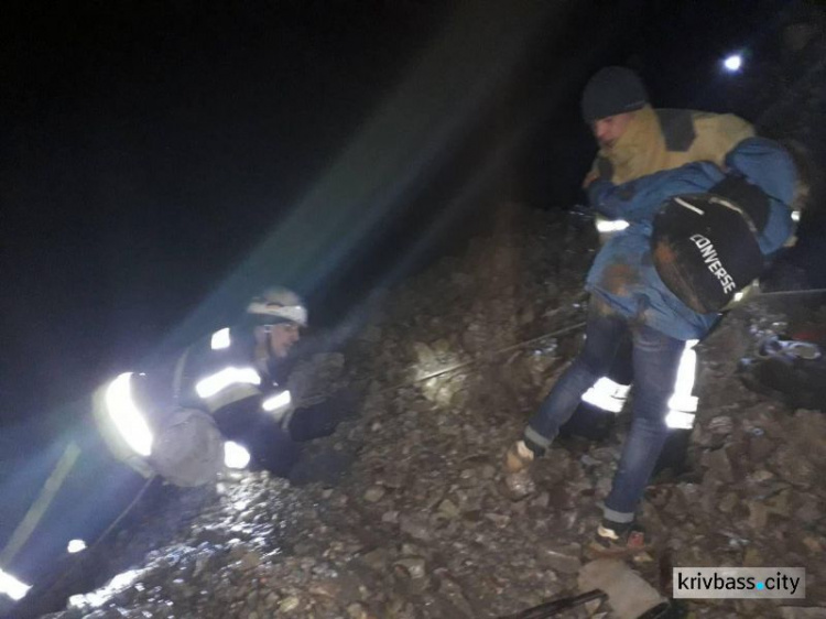 Спасатели вытащили троих подростков из "ловушки" в одном из карьеров Кривого Рога (ФОТО)