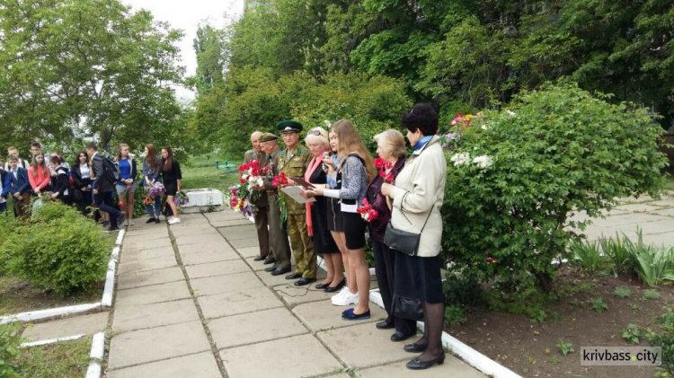 Память жива: в Покровском районе Кривого Рога прошло торжественное возложение цветов (фоторепортаж)