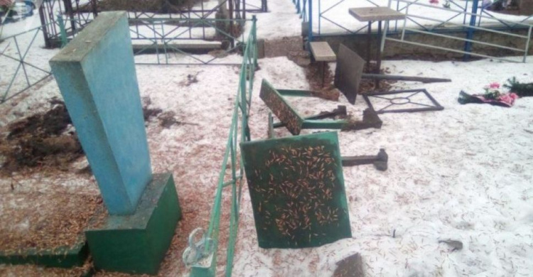На кладбище Кривого Рога группа "металлоломщиков" разрушала могилы - один задержан (фото)