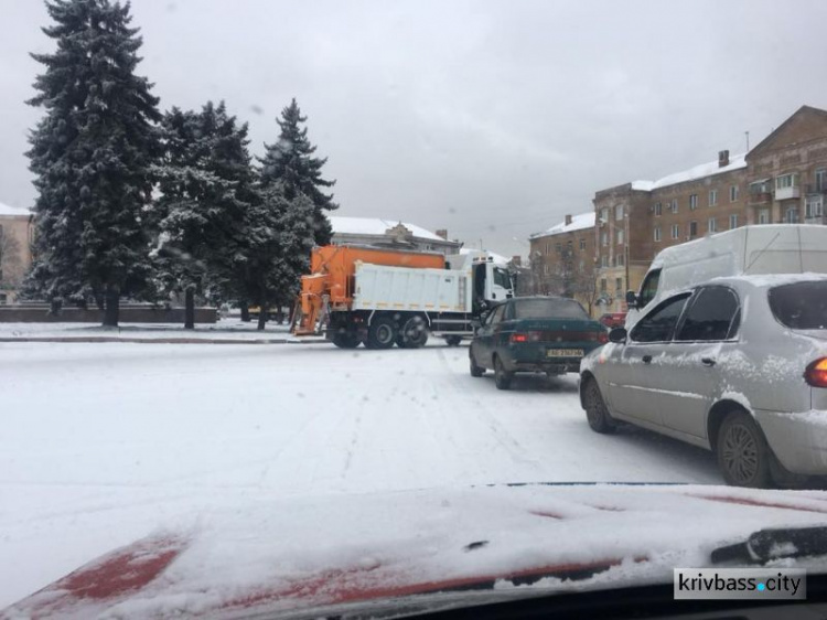 В Кривом Роге продолжается борьба со снегом (ФОТО)