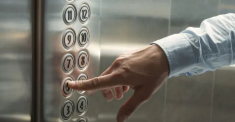 В Кривом Роге устанавливают модернизированные лифты (фото)