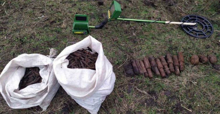 У жителя Днепропетровщины во дворе обнаружили "склад" устаревших боеприпасов (фото)
