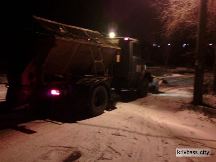 В Кривом Роге работы по расчистке снега велись всю ночь (ФОТО)