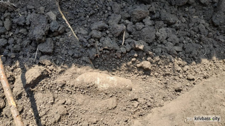 Под Кривым Рогом во время земляных работ местный житель нашел опасный предмет 