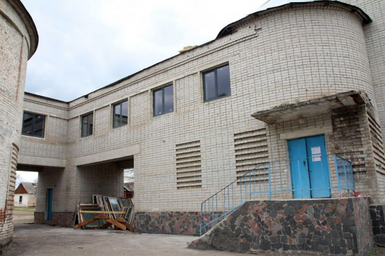 Под Кривым Рогом реконструируют 90-летнюю школу (фото)
