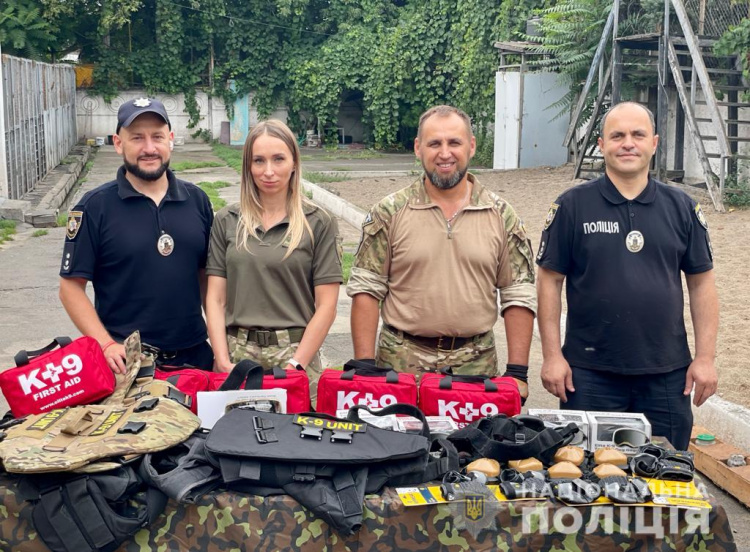 Чотирилапі, які шукають вибухонебезпечні предмети на Дніпропетровщині отримали службову амуніцію