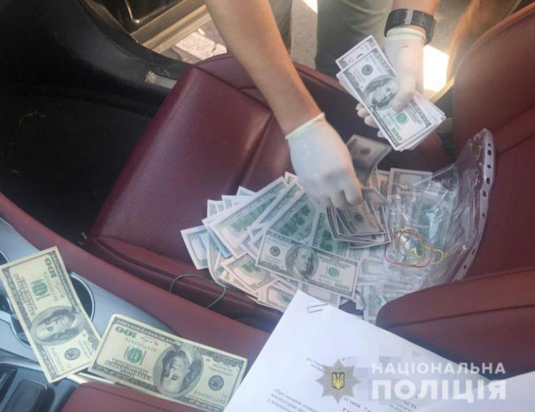 На Днепропетровщине за получение взятки в 25 тысяч долларов был задержан чиновник (фото)