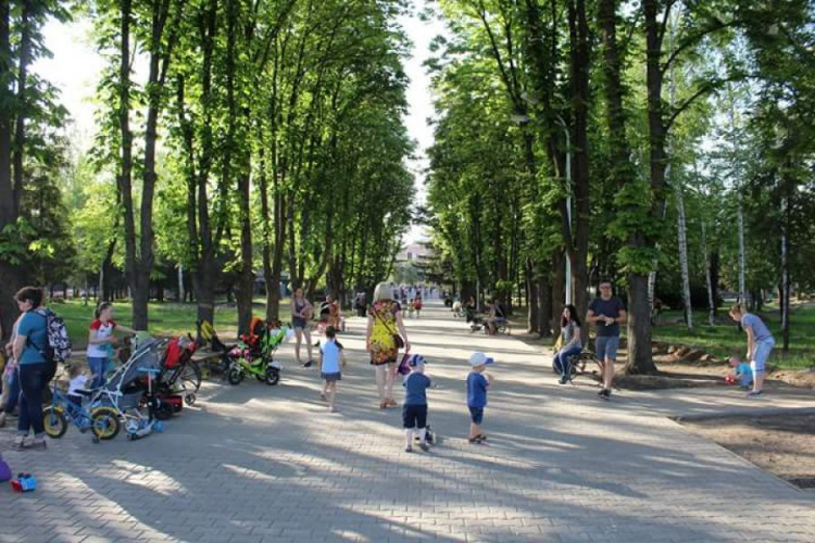 В Криворожском парке "Терновской" продолжается реконструкция (ФОТО)