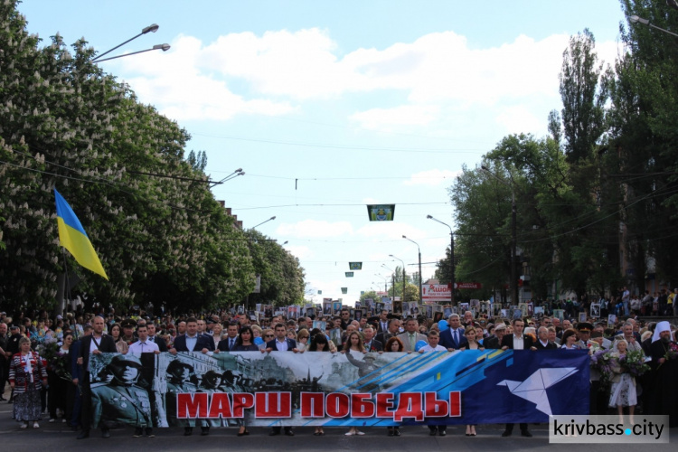 Торжественное шествие, митинг-реквием и шары с надписью «С Днем Победы!» увидели сегодня жители Кривого Рога (ФОТО)