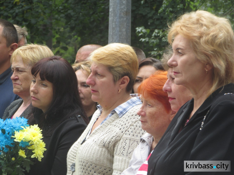 В Кривом Роге замкомбата стал на колени перед родственниками погибших под Иловайском (ФОТО)