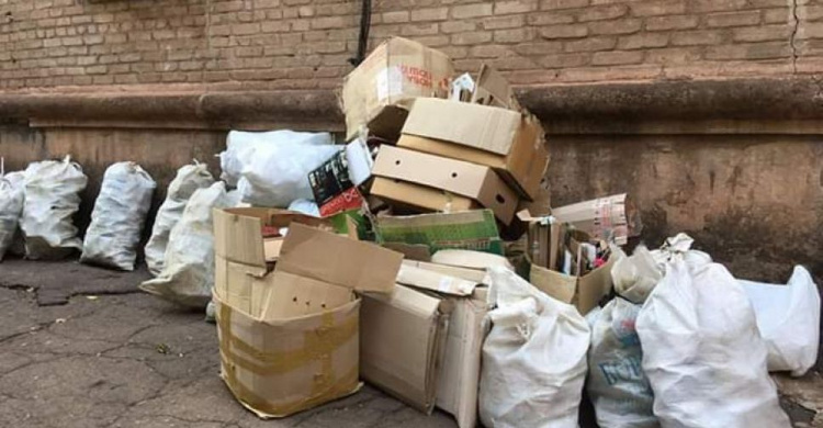 Как в Кривом Роге жители одного из домов зарабатывают на мусоре (ФОТО)