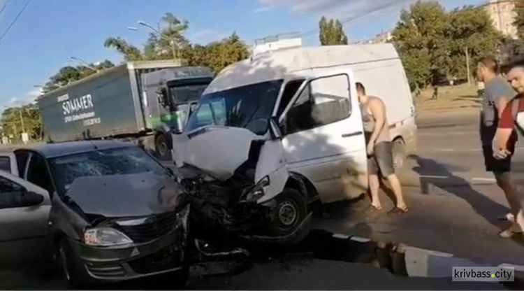На Днепровском шоссе столкнулись микроавтобус и легковушка: пострадали 6 человек