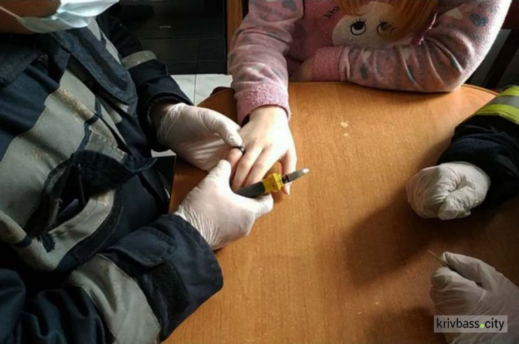 В Кривом Роге у школьницы застряло кольцо на пальце: с помощью спасателей и медиков его сняли