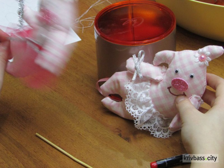 Розовое чудо на елку: жители Кривого Рога учились делать своими руками символ наступающего года (фото)