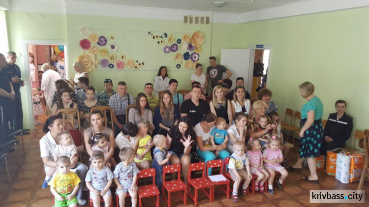 Небезразличные жители Кривого Рога поздравили детей с их праздником (ФОТО)