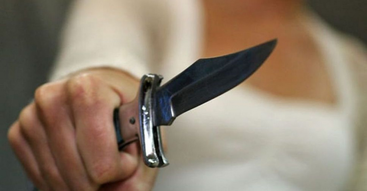 Жажда мести: на Днепропетровщине 21-летняя девушка нанесла 28 ножевых ранений односельчанину