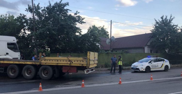 Авария в Кривом Роге: грузовик снёс забор частного дома (ФОТО)