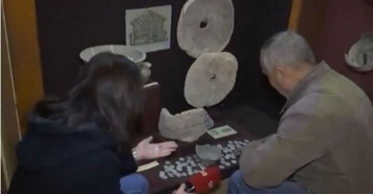 Пенсионеры нашли клад старинных монет на огороде (ВИДЕО)